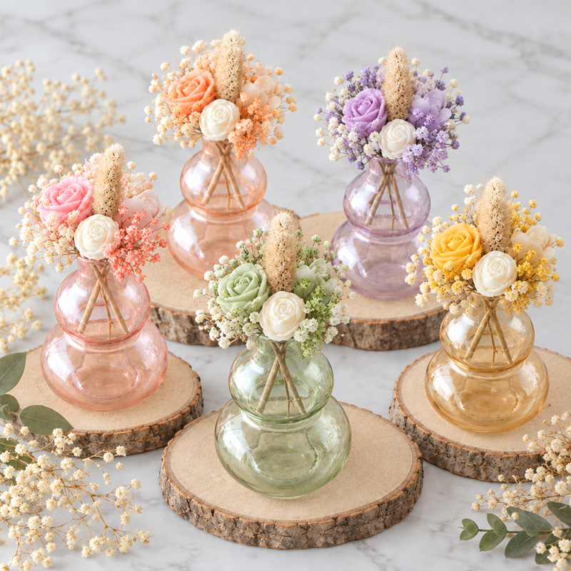 Vases de couleurs variées avec fleurs assorties